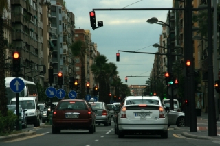 Straße in Valencia mit vielen Ampeln